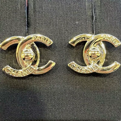 Pendientes Chanel Auténticos Oro Turnlock CC Foto 1 de 4