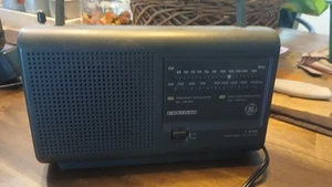 Radio portatile vintage GE modello 7-2662D 2 bande AM FM ricevitore funziona molto pulita - Foto 1 di 4