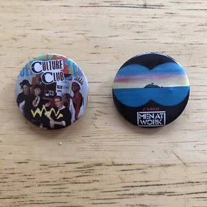 Zwei 80er Jahre Pop Buttons - Culture Club, Men at Work - Musik Pinbacks - Bild 1 von 5