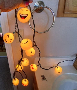 VINTAGE ROUND HAPPY, SMILING,LAUGHLING, WINKING 10 STRING LIGHTS-SOME W/HEARTS ! - Picture 1 of 8