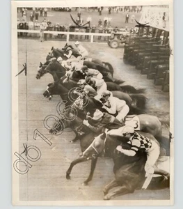 PRIMER INICIO DE CARRERA DE CABALLOS @ Monmouth Park pista de Nueva Jersey 1950 foto de prensa vintage - Imagen 1 de 2