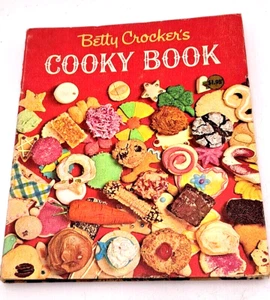 1963 1st Edition 1st Printing Betty Crocker's Cooky Book Spiral HC + Newspapers - Picture 1 of 24