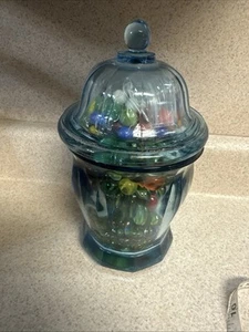 "Envase de vidrio azul vintage de 10"" con 384 canicas de vidrio astilladas en el labio de la tapa" - Imagen 1 de 9