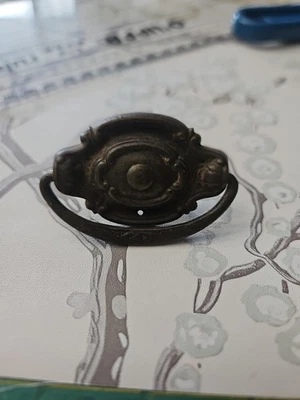 Tirador de cajón vintage antiguo ornamentado elegante con mango de caída de latón Foto 1 de 3