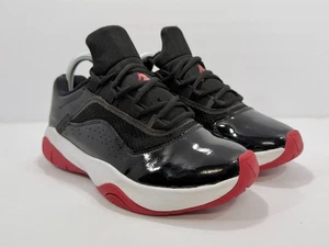 6,5 anni - Air Jordan 11 CMFT Low Bred (GS) - Nero Ombra, Rosso Palestra - DM0851-005 - Foto 1 di 19