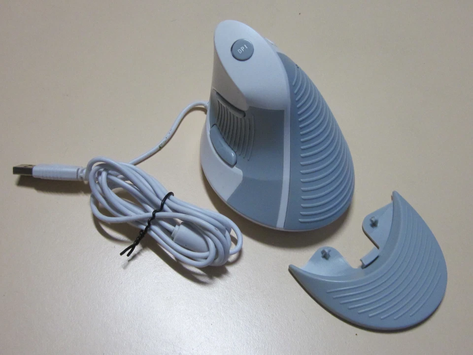 M618 Vertical Wired 6 Buttons 1600DPI Mouse Optical Right Hand Mice white - Image 1 of 4