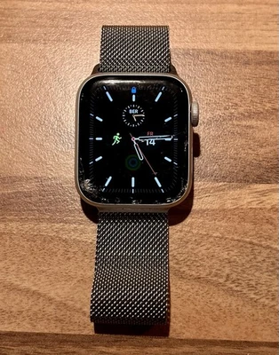 Apple Watch | Series 5 | 40mm | Silber | Milanese Armband | Beschädigt - Bild 1 von 4