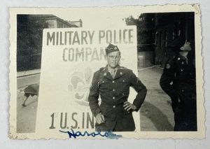 Foto de la Policía Militar del Ejército de los Estados Unidos de la Segunda Guerra Mundial - 1ª Compañía de MP de Infantería - Soldado Firmado - Imagen 1 de 12