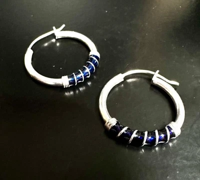 Pendientes de aro de tubo de ley 925 vintage con acento de esmalte azul marino Foto 1 de 4