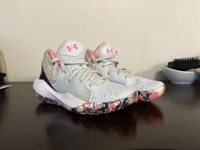 Zapatillas de baloncesto Under Armour talla 5,5 rosa y gris - usadas ligeramente usadas Foto 1 de 4