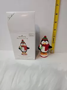 Ornamento Hallmark Keepsake 2010 "Nieve" feliz de servir Noel Cascanueces Pingüino - Imagen 1 de 5