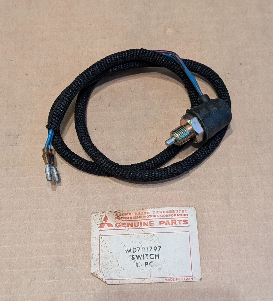 Interruptor de lâmpada de backup Mopar/Mitsubishi 1971-74 Dodge Colt - Imagem 1 de 1