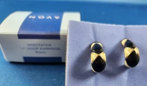 Orecchini AVON Spectator J Cerchio Smalto Forato Nero Avorio Crema Tono Oro NUOVI - Foto 1 di 5