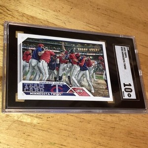 2023 TOPPS #382 MINNESOTA TWINS BASEBALL TEAM CARD SGC 10 GEM MINT TUXEDO SLAB