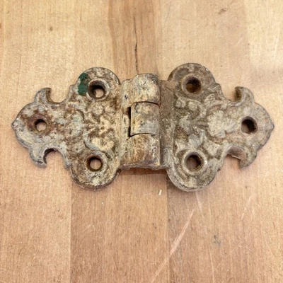 Dobradiça de porta ornamentada antiga única, ferro fundido pintado, 2-1/2 x 5, marcada na parte de trás - Imagem 1 de 4