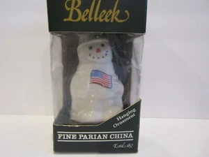 Belleek 3,5" POMPIERE Pupazzo di Neve con BANDIERA AMERICANA Campana da Collezione #2634 ORNAMENTO - Foto 1 di 7