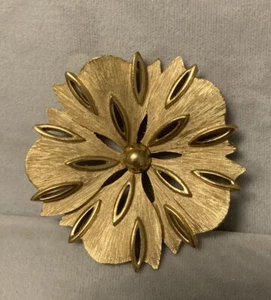 Vintage Trifari Brooch Pin 2” Gold Tone Five Petal Flower Brushed Metal Signed - Picture 1 of 4