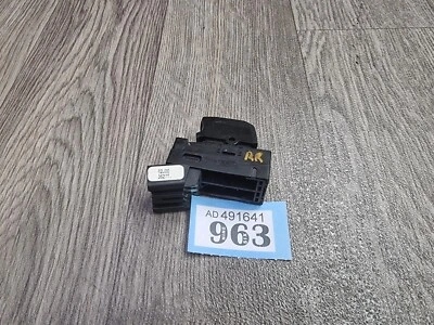 Suzuki SX4 2006-2012 ELECTRIC WINDOW SWITCH PASSENGERS RIGHT REAR 62J00-3527T - Image 1 of 4