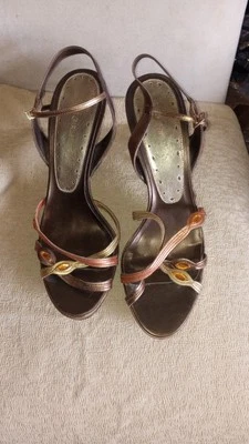 Женские босоножки Bcbgirls на каблуках из коричневого золота с драгоценными камнями с золотой медалью 10b - Изображение 1 из 4