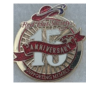 Red Hat Society 15th Anniversary Pin Supporting Member Anstecknadel Sammlerstück - Bild 1 von 3