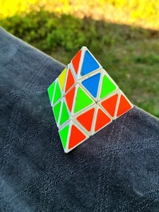 Rompecabezas tipo cubo pirámide Rubix Pyraminx de TOMY 1981 de colección - Imagen 1 de 6