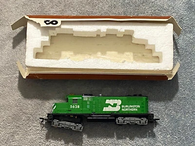 TYCO HO scale 5620 BURLINGTON NORTHERN 5628 GP-20 DIESEL LOCOMOTIVE - Image 1 of 4
