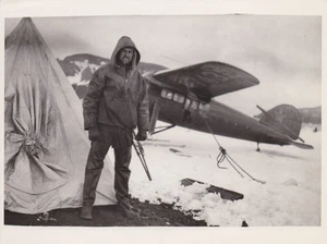 Foto de prensa de 1928 piloto Joe Crosson con su avión Vega en Deception Island - Imagen 1 de 2