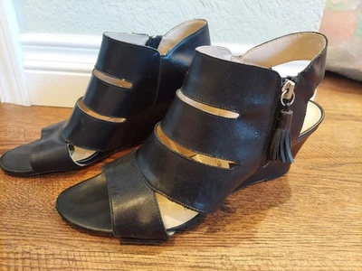 Zapatos con correa Adrienne Vittadini tacón de cuña cremallera con borla punta abierta talla 10 negros Foto 1 de 4