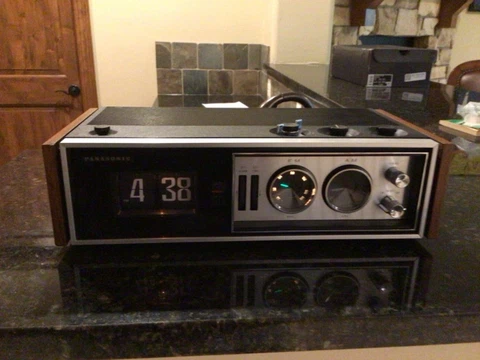 Vintage flip clock: iconic Panasonic RC-7469 in near mint working condition Cover