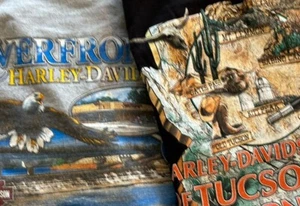 Dos camisetas Harley Davidson 2009 2013 Tucson AZ Lawrence, Kansas Biker Built - Imagen 1 de 21