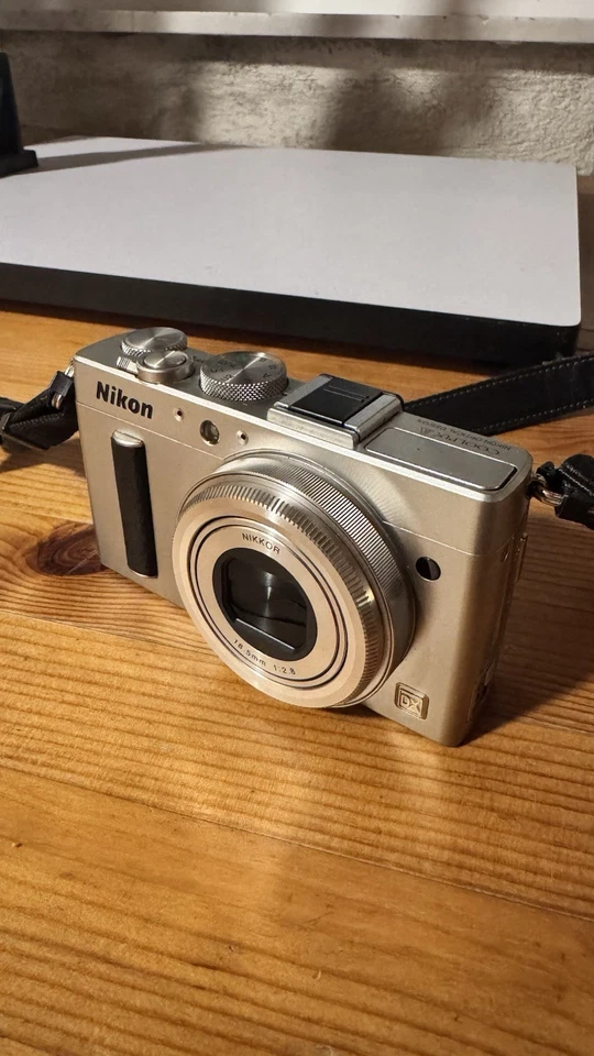 Nikon Coolpix A argento + Accessori - Immagine 1 di 4