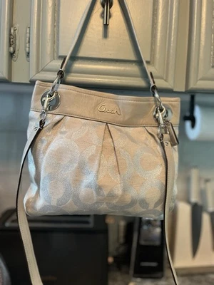 COACH Ashley F17605 Taupe /Silver Jacquard Leather Trim Cross Body NWOT - Imagem 1 de 4