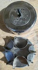 Vintage Midland Bank Spardose - ohne Schlüssel, aber enthält eine Reihe unbekannter Münzen - Bild 1 von 11