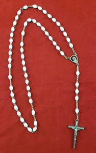 Vintage weiße Perlen 18 Zoll KATHOLISCHER ROSENKRANZ mit silberfarbenem Kreuz markiert ITALIEN - Bild 1 von 7