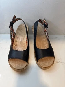Crocs Damen A-Leigh Leder offene Zehenpartie Fersenriemen Kork Keilabsatz Sandalen schwarz Größe 8 - Bild 1 von 3