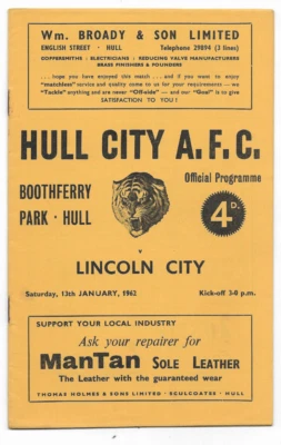 1961/62 Division 3 - HULL CITY v. LINCOLN CITY - Image 1 of 2
