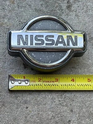 Nissan Pathfinder 1992-1995 parrilla delantera emblema insignia logotipo 62895-60G00 Foto 1 de 4