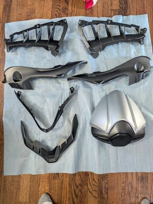 KIT DE MOLDURAS OEM GEN 3 SUZUKI HAYABUSA BUSA GSX1300R EN NEGRO MATE. Foto 1 de 4