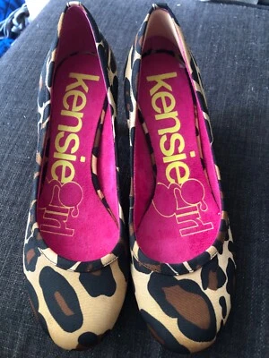 Zapatos de tacón de tela con estampado de leopardo Kensie para niña. Talla 7,5 Foto 1 de 4