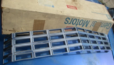 Nuevo de Lote Antiguo 1977 Rejilla Toronado OEM Original Oldsmobile GM PARTE # 555081 Foto 1 de 4