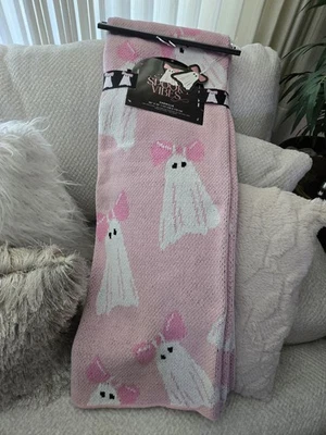 SPOOKY VIBES-Manta Reversible Rosa y Blanco Chenilla Fantasma Halloween  Foto 1 de 3