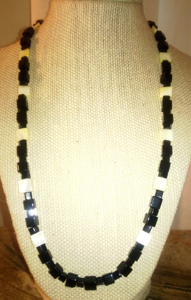 Men's Black Glass Cubel and Square Yellow  Shell Necklace Foto 1 de 1