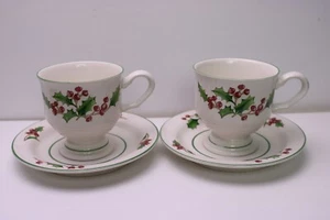 Weiße Weihnachten von Sango Fußtasse & Untertassen 2er Set grüne Stechpalme rote Beeren - Bild 1 von 5