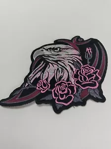 PARCHE DE SEÑORAS ÁGUILA BRILLANTE ROSA ROSAS BORDADO Hierro en PARCHE - Imagen 1 de 10