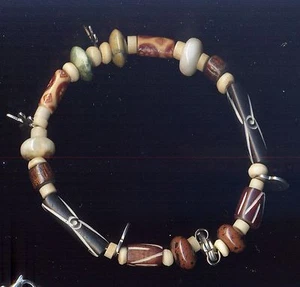 Bracciale in acciaio con perle in diaspro, legno, osso e charms - Imagen 1 de 1