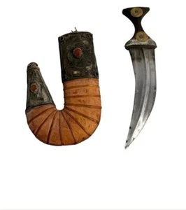 Curved Jambiya or Khanjar Arab dagger with inlaid wood handle and leather sheath - Picture 1 of 6
