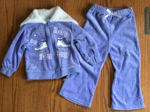 Traje de terciopelo ""Me encanta patinar"" de lavanda para bebés niñas talla 24 meses en muy buen estado - Imagen 1 de 8