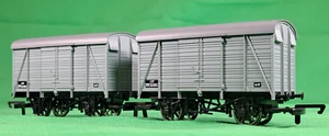 Hornby - Spurweite OO - BR grau 12 Tonnen Lüftungsschlitze Lieferwagen x 2 mit Metallrädern - Bild 1 von 10