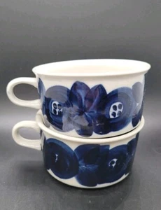 ARABIA FINLAND Anemone Flat Coffee Cup MCM Signed UP/IP & UP/EC Set 2X Vintage - Picture 1 of 11