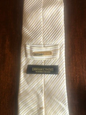 Gravata de seda listrada cinza President Donald Trump Signature Collection MAGA - Imagem 1 de 4